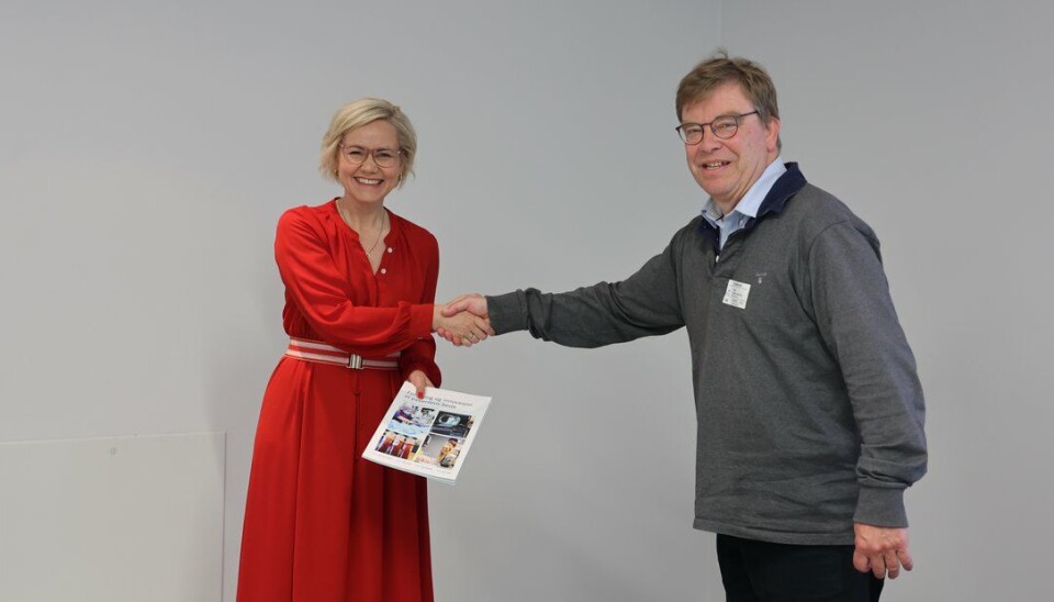 Helse- og omsorgsminister Ingvild Kjerkol fikk rapporten overlevert av fagdirektør i Helse Vest RHF, Baard-Christian Schem.
