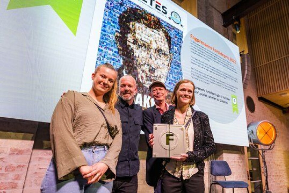 Bladet Diabetes stakk av med prisene for årets forside og årets fagpresseredaktør. Redaktør Toril Haugen holder her prisen for årets forside.
Foto: NTB