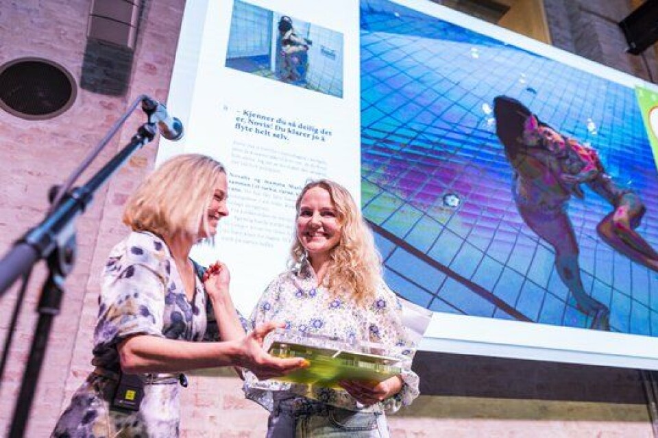 Fagpressens fotopris gikk til Siv Johanne Seglem (t.h) i Sykepleien. Prisen deles ut av leder i Pressefotografenes Klubb, Marte Christensen.
Foto: NTB
