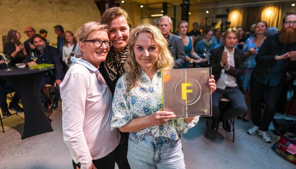 Kari Anne Dolonen (t.v.), grafisk designer Hilde R. Evensen (midten) og Siv Johanne Seglem i Sykepleien stakk av med Journalistprisen under Fagpresseprisene 2022
