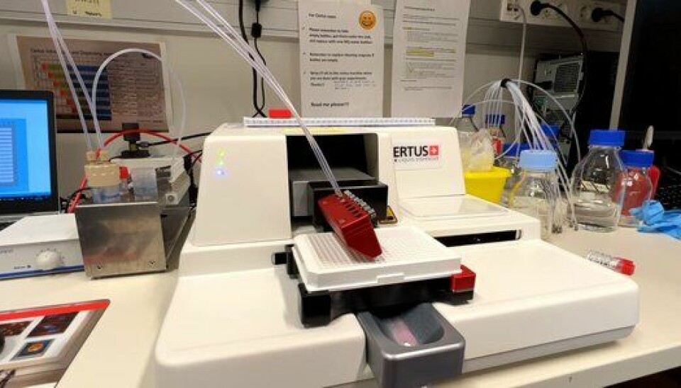 Denne roboten pipetterer et helt likt antall kreftceller ned i små hull i den hvite plastplaten. I disse brønnene finnes over 100 legemidler og 100 legemiddelkombinasjoner i 5 ulike doser (konsentrasjoner).
        
      
      
        Foto: HealthTalk