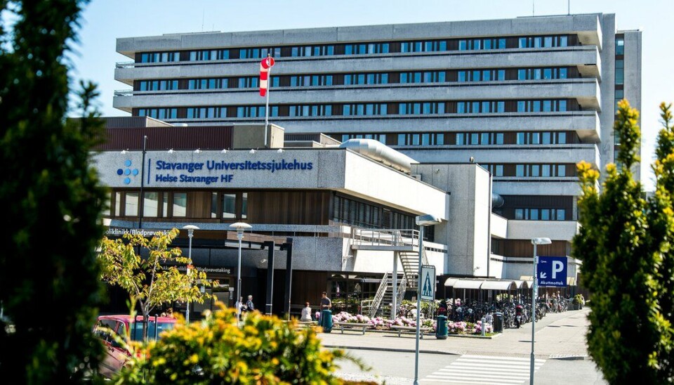Helse Stavanger og Sandnes kommune er begge ilagt forelegg på 600.000 kroner etter at en pasient døde av kvelning etter utskrivning fra sykehus.