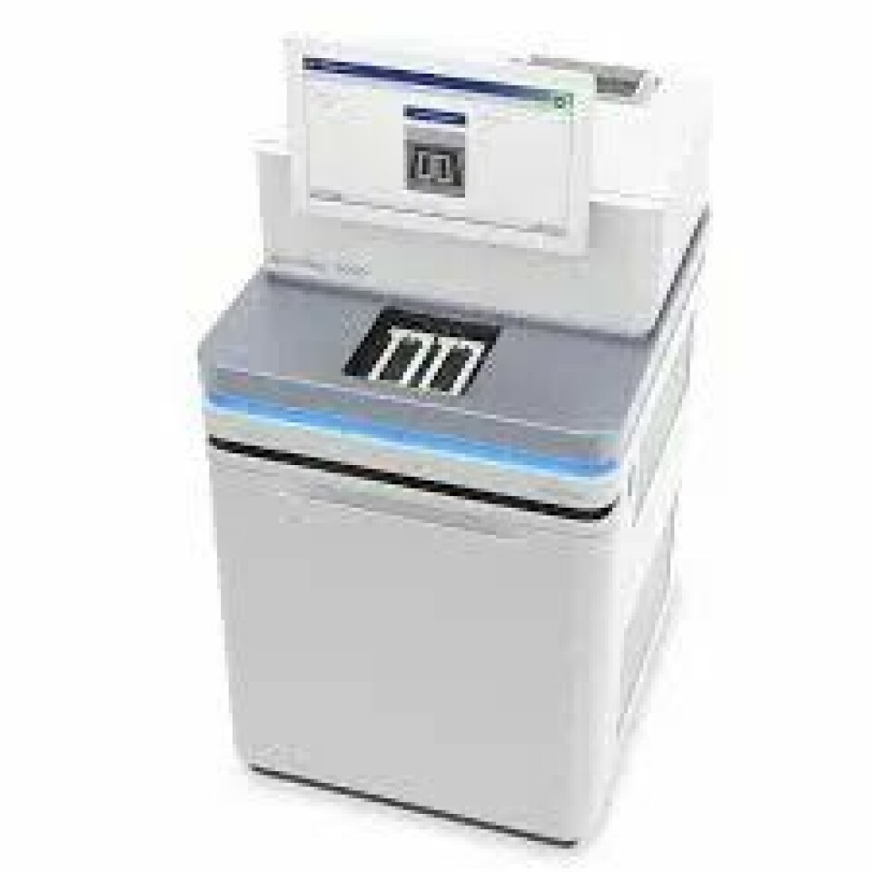 En NGS-maskin er ofte ikke større en printer og leveres av selskaper som Illumina og Thermo Fisher. Prislappen er fra 1 million kroner og oppover. Bildet viser en NovaSec fra Illumina