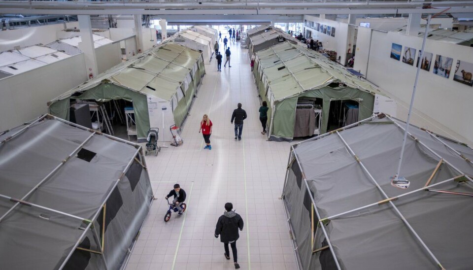 Mange ukrainske flyktninger registrerer seg for norsk politi på Nasjonalt mottakssenter i Råde. Dersom lovverket endres kan de raskere bli undersøkt for tuberkulose.