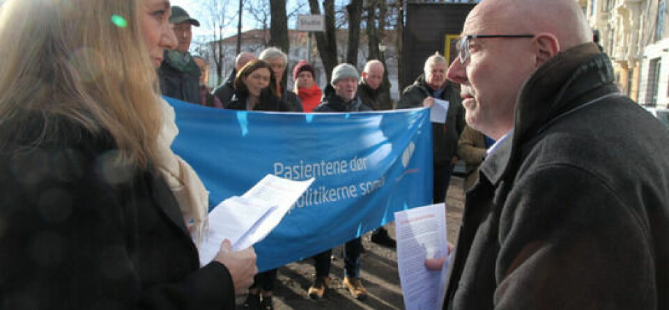 Demonstrerte: Den 18. mars demonstrerte 40 personer i protest mot avslaget til Beslutningsforum om å gi lungekreftpasienter tilgang til ny avansert medisin.  Det ble en frisk debatt mellom Lungekreftforeningens nestleder Cecilie Bråthen og leder av Beslutningsforum Stig Slørdahl.
