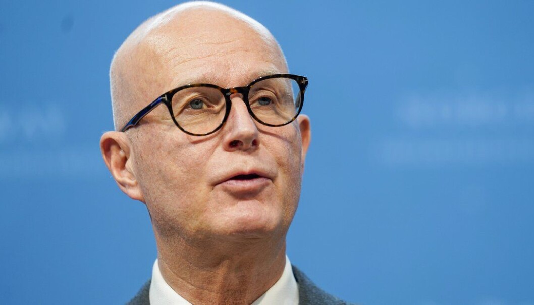 Selv om Helsedirektoratet har kjøpt 8.640 behandlinger med koronapillen til MSD, skal Norge trolig ikke bruke den, sier helsedirektør Bjørn Guldvog. Selv om Helsedirektoratet har kjøpt 8.640 behandlinger med koronapillen til MSD, skal Norge trolig ikke bruke den, sier helsedirektør Bjørn Guldvog.