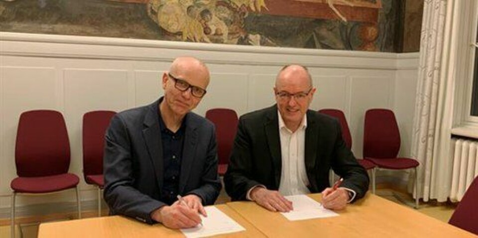 Arbeidsavtalen undertegnes: Bjørn Atle Bjørnbeth (t.v.) og styreleder Gunnar Bovim undertegner arbeidsavtalen.