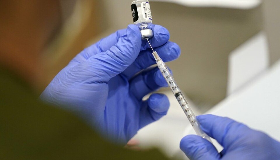 Vaksinene fra Pfizer og Moderna ga i all hovedsak milde og kortvarige bivirkninger, konkluderer en stor studie som har sett på bivirkningsmeldinger i USA i en halvårsperiode.