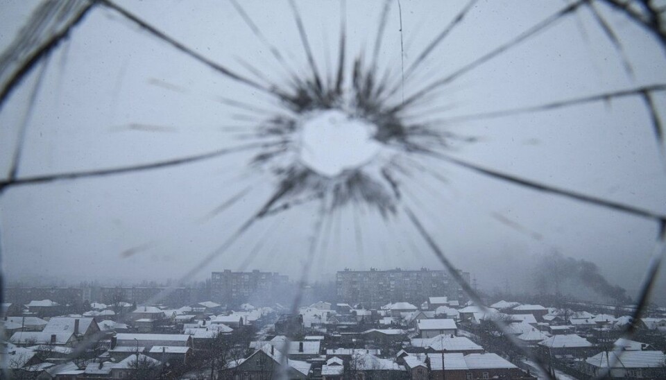 Et kulehull i et vindu på et sykehus i den ukrainske byen Mariupol.