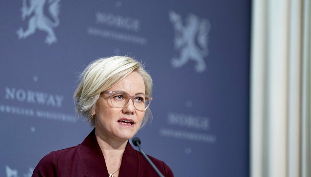 Helseminister Ingvild Kjerkol sier at alt nå er klart for at kommunene kan bruke apotekene i koronavaksineringen. Helseminister Ingvild Kjerkol sier at alt nå er klart for at kommunene kan bruke apotekene i koronavaksineringen.
