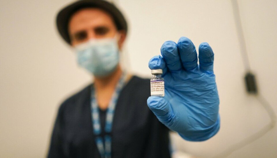Vaksinen fra Pfizer/Biontech skal gi god beskyttelse mot omikronsmitte etter en tredje dose, ifølge selskapene. Den er fortsatt effektiv mot alvorlig sykdom som følge av omikronsmitte etter to stikk.