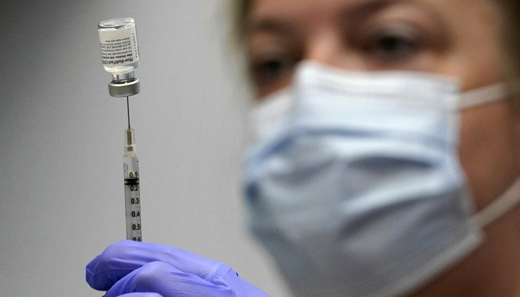 Vaksinasjoner er fortsatt hjørnesteinen i USAs koronastrategi. Onsdag godkjente FDA den første redesignen av koronavirusvaksinen til Moderna og Pfizer/BioNTech siden de ble rullet ut sent i 2020. Vaksinasjoner er fortsatt hjørnesteinen i USAs koronastrategi. Onsdag godkjente FDA den første redesignen av koronavirusvaksinen til Moderna og Pfizer/BioNTech siden de ble rullet ut sent i 2020.