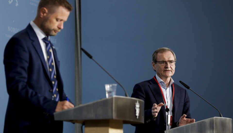 Helseminister Bent Høie (H) og Lars Vorland under en pressekonferanse der statsråden mottok en rapport om bruk av AstraZeneca og Janssen-vaksinene i Norge. Tidligere Helse nord-direktør Lars Vorland har ledet regjeringens ekspertutvalg om virusvektorvaksiner.