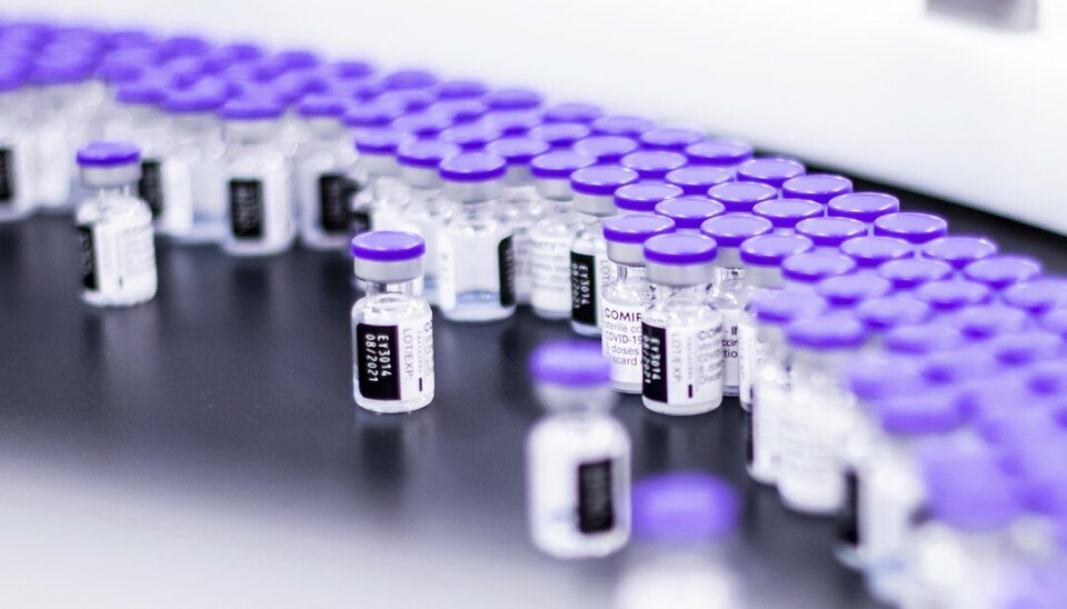 Pfizer og Biontech vil søke godkjenning for å tilby en tredje vaksinedose. Selskapene mener dosen, gitt innen tolv måneder etter dose to, vil øke beskyttelsen dramatisk etter at effektiviteten av de to første dosene gradvis avtar. De har også begynt å utvikle en egen vaksine rettet mot delta-varianten. Foto: Pfizer via AP