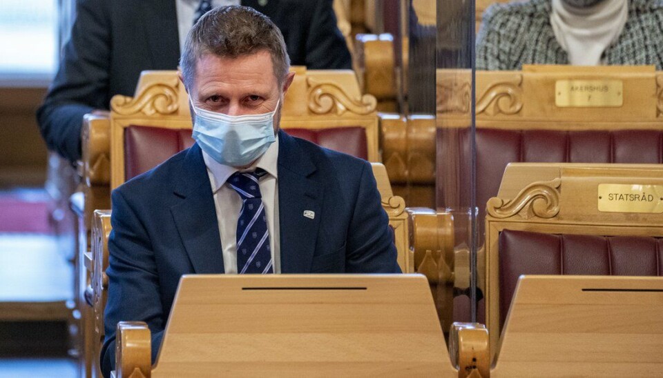 Helse- og omsorgsminister Bent Høie under den muntlige spørretimen på Stortinget onsdag. - – Vi er for avhengig av at mange kommer reisende til Norge og at rekrutteringen av intensivsykepleiere har vært for dårlig, sier han.