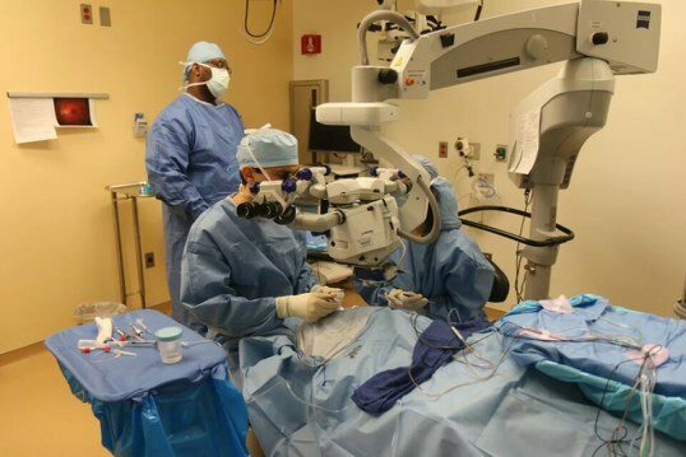 Dr. Jason Comander utfører den første genterapibehandlingen med Luxturna, ved Massachusetts Eye and Ear den 20. mars 2018.