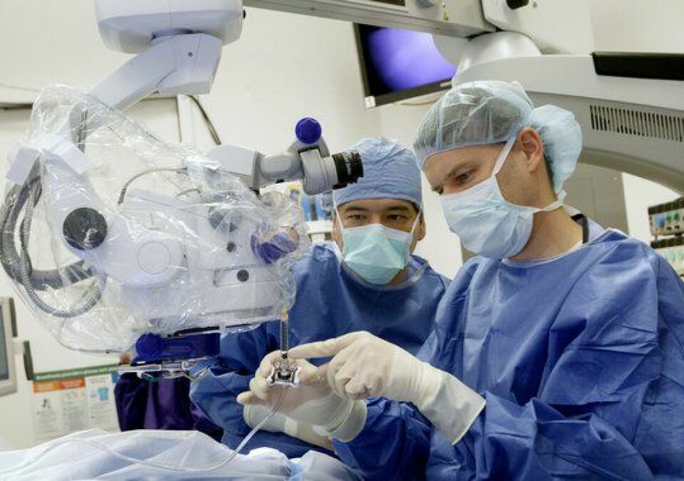 Kirurgene Andreas Lauer (til venstre) og Steven Bailey forbereder seg på å injisere Luxturna i øyet på en pasient ved OHSU Casey Eye Institute i Portland, Oregon.
        
      
      
        OSHU
