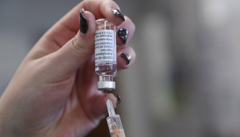 En dose med AstraZeneca-vaksinen trekkes ut av glasset på et sykehus i Luton i England.
