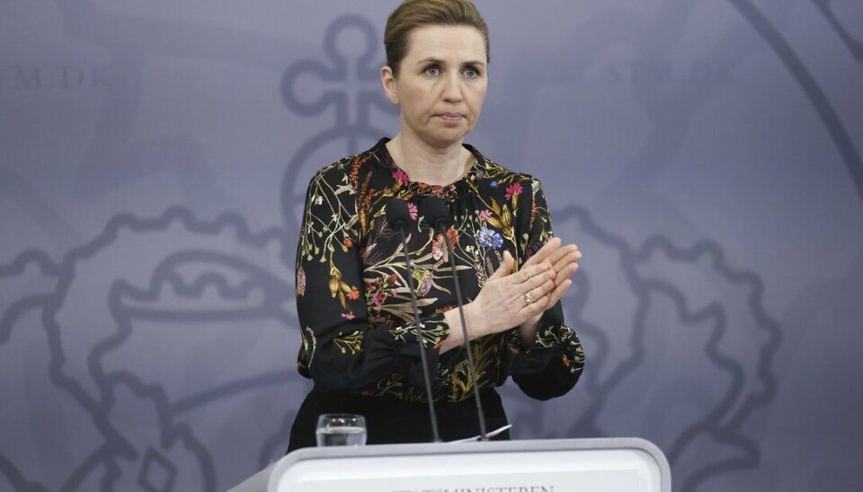 Statsminister Mette Frederiksen bekrefter at bruken av AstraZenecas vaksine stilles i bero mens man skaffer en oversikt over mulige alvorlige bivirkninger.