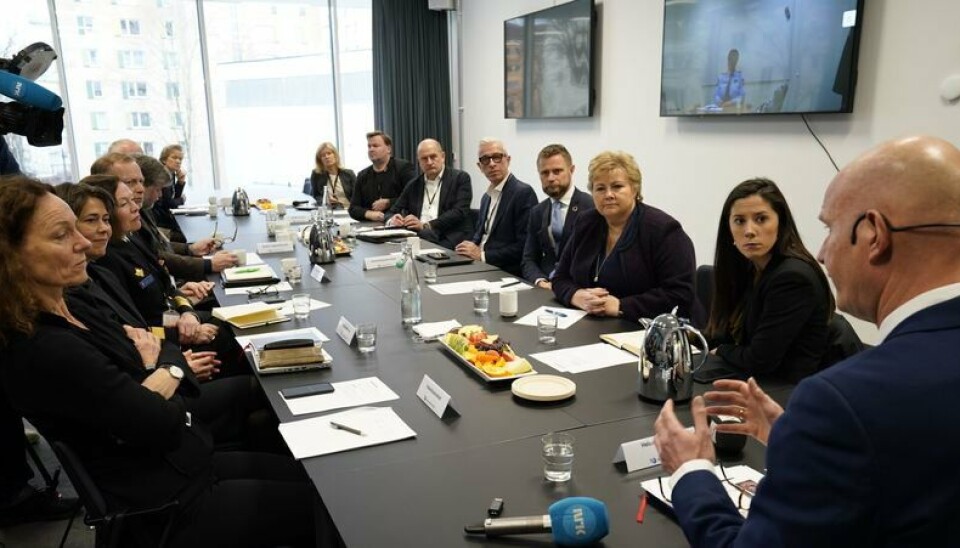 Statsminister Erna Solberg varsler at det kommer svært strenge regler for å stanse spredningen av coronaviruset.