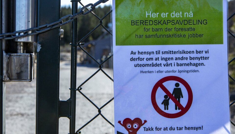Få barn blir smittet og få blir syke viser en ny rapport fra FHI.  Bildet Oppslag på porten inn til en barnehage som brukes som beredskapsavdeling for barn der foresatte har samfunnskritiske jobber.