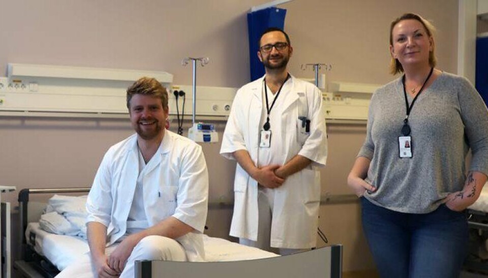 Akershus universitetssykehus (Ahus) har økt kapasiteten med 27 nye sengeplasser. Utvidelsen vil blant annet føre til økt kvalitet i behandlingen av sykehusets kreftpasienter. Bildet viser Ulrik Cappelen (LIS), Belal Aljabri (postoverlege) og Tatjana Karmler (seksjonsleder onkologisk sengeområde) i et rom på den nye sengeposten.