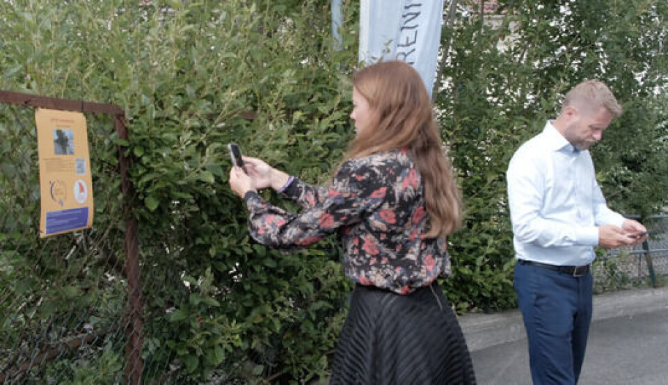 Generalsekretær i Kreftforeningen Ingrid Stenstadvold Ross scanner QR koden for å regsitrere at hun har vært med i stafetten
Kilde: HealthTalk