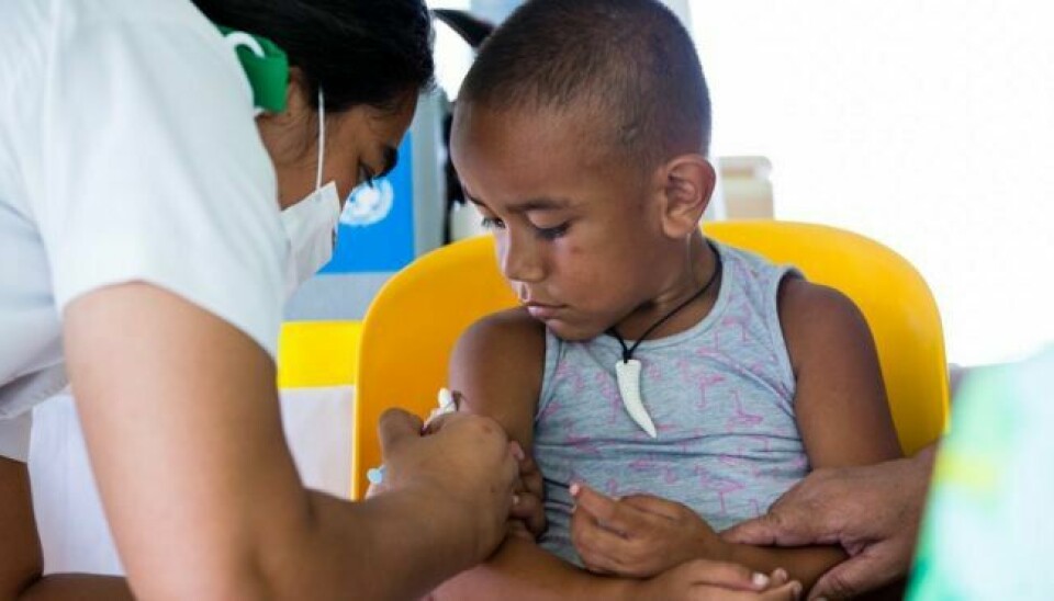 En gutt blir vaksinert mot meslinger i Samoa i fjor. Mange slike vaksinasjonsprogrammet har blitt forhindret av pandemien, sier FN