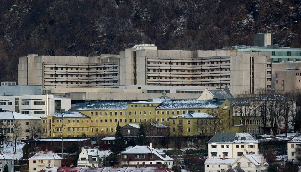 – Vi starter muligens i neste uke og vil gi Remdesivir til et tilfeldig utvalg av pasientene. Målet er å kunne finne ut om de som får dette antivirale middelet har et mildere forløp, sier Hans Flaatten, professor og overlege ved intensivavdelingen.