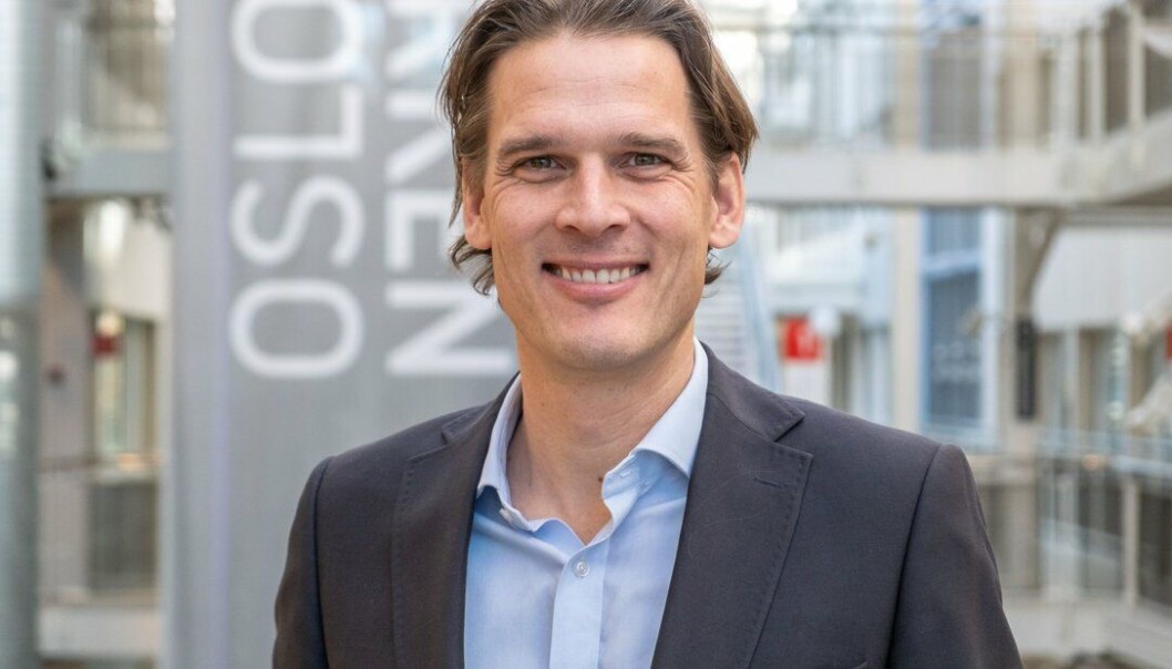 Farmastatsjef Christian Gilhuus-Moe sier det er i ferd med å skje en varig endring av handlevanene på nett. Han begrunner det med at det nå er netthandelen av reseptbelagte legemidler til kronikere som vokser kraftig. Veksten er størst i Farmasiet. Farmastatsjef Christian Gilhuus-Moe sier det er i ferd med å skje en varig endring av handlevanene på nett. Han begrunner det med at det nå er netthandelen av reseptbelagte legemidler til kronikere som vokser kraftig. Veksten er størst i Farmasiet.