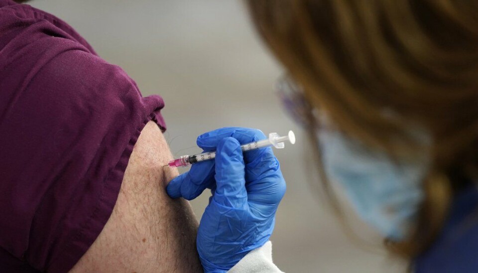 En person får sin andre dose av coronavaksinen til Pfizer/BioNTech på en klinikk i britiske Sheffield. Pfizer opplyser at deres vaksine også er effektiv mot de muterte coronavirusene.