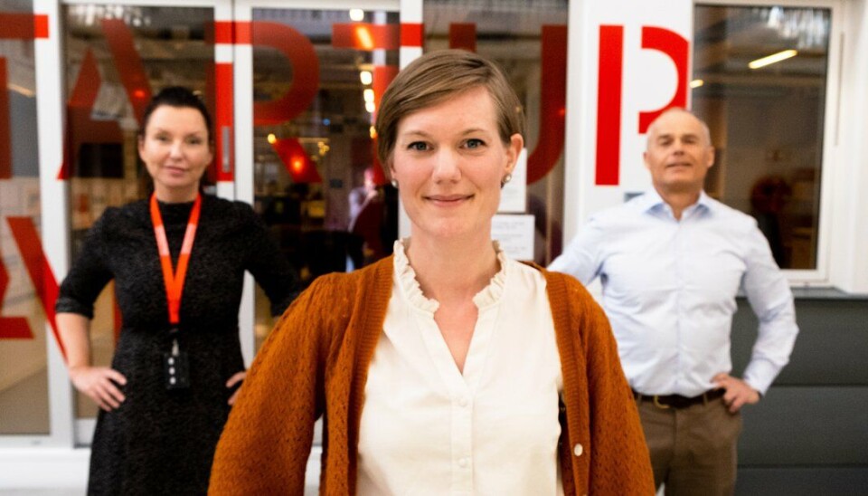 Vi har fått en genteknologisk verktøykasse som er utrolig potent, og som setter oss i stand til å overstyre evolusjonen hvis vi vil, sier Bratlie. Bak er er Healthtalkjournalist Vibeke Riiser-Larsen og redaktør Hans Anderssen.