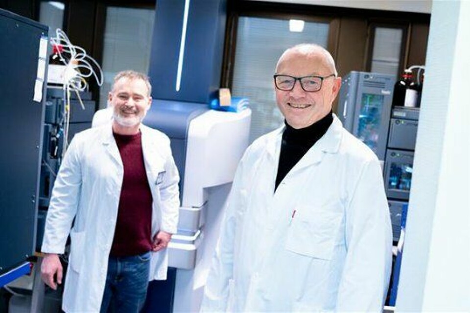Analytisk kjemiker og forsker, Cato Brede (til venstre) og Roald Omdal i laboratoriet hvor forskerne har gjort avanserte undersøkelser av ryggmargsvæske og blod ved hjelp av såkalt massepektrometri (en metode i analytisk kjemi).
        
      
      
        Kilde: Stavanger Universitetssykehus