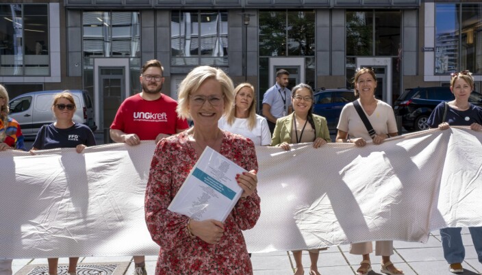 Pasientoppropet er et initiativ fra 46 pasientforeninger. Sammen holdt de et seksten meter langt banner fylt av hundre tusen hjerter under møtet med helseminister Ingvild Kjerkol. Hjertene symboliserer hvert hjertesukk som til sammen blir til et folkebrøl for tilgang til nye medisiner. Pasientoppropet er et initiativ fra 46 pasientforeninger. Sammen holdt de et seksten meter langt banner fylt av hundre tusen hjerter under møtet med helseminister Ingvild Kjerkol. Hjertene symboliserer hvert hjertesukk som til sammen blir til et folkebrøl for tilgang til nye medisiner.