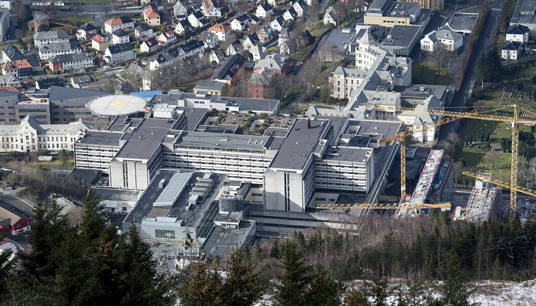 Helse Bergen og sykehusapoteket i Vest får forelegg på henholdsvis 1,6 millioner og 1 million kroner etter at en mann døde etter feilmedisinering.Bildet viser Haukeland universitetssykehus.