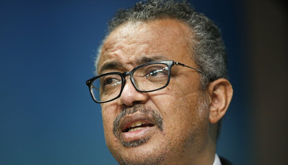 Tedros Adhanom Ghebreyesus advarte om at koronapandemien ennå ikke er over da han tirsdag møtte pressen i Genève. Her er han i Brussel i februar.
