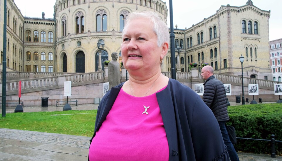 Styreleder i Brystkreftforeningen Ellen Harris Utne forteller at det hvert år er det s 50-60 kvinner med HER2-positiv brystkreft som burde fått med Enhertu i 3. behandlingslinje eller senere på offentlige sykehus. - Enhertu er anbefalt av norske brystkreftleger, som mener dokumentasjonen er god nok for pasientgruppa det gjelder, sier hun. Styreleder i Brystkreftforeningen Ellen Harris Utne forteller at det hvert år er det s 50-60 kvinner med HER2-positiv brystkreft som burde fått med Enhertu i 3. behandlingslinje eller senere på offentlige sykehus. - Enhertu er anbefalt av norske brystkreftleger, som mener dokumentasjonen er god nok for pasientgruppa det gjelder, sier hun.