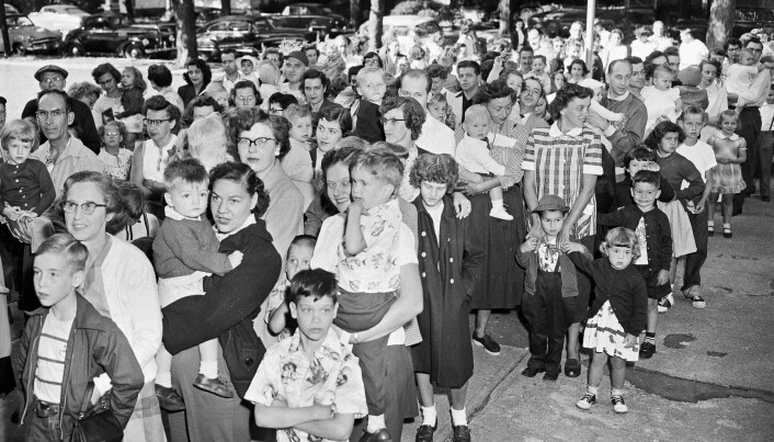 Lange køer med barn og voksne ventet på å få den nye poliovaksinen ved en skole i Elmira i New York i juli 1953, på et tidspunkt da mange barn i USA ble smittet. Mange ble delvis lammet, og en del av dem døde.