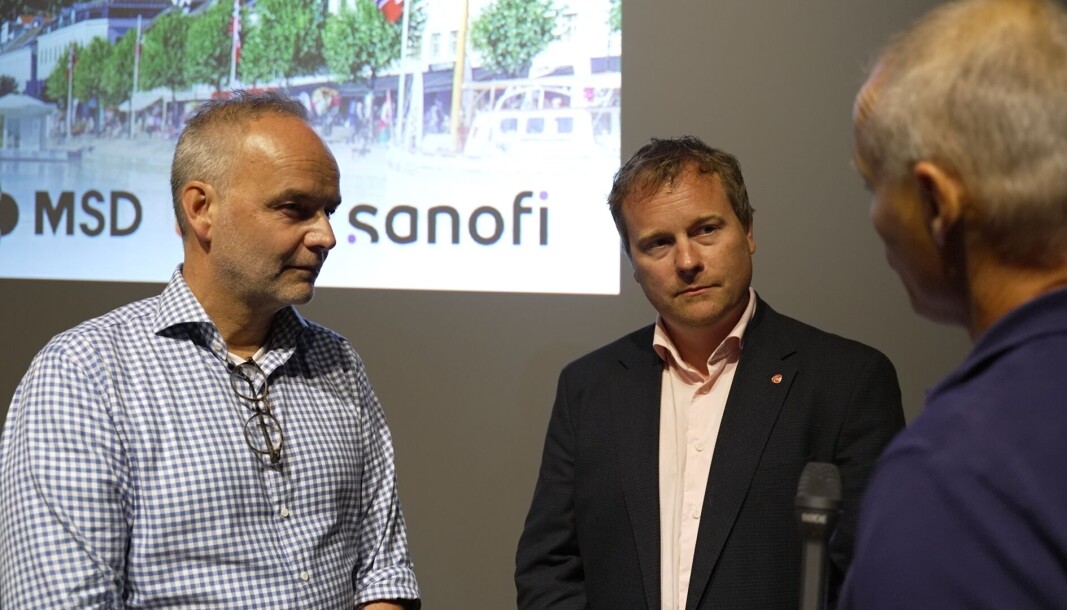 - I september starter vi arbeidet med en helseøkonomisk analyse for å vurdere hvilke vaksiner som bør inkluderes, hvem som bør få tilbudet og graden av egenbetaling sier statssekretær Ole Henrik Krat Bjørkholt (th). Per Aabakken daglig leder i Sanofi og medlem av LMIs vaksineutvalg er fornøyd med de positive politiske signalene. - I september starter vi arbeidet med en helseøkonomisk analyse for å vurdere hvilke vaksiner som bør inkluderes, hvem som bør få tilbudet og graden av egenbetaling sier statssekretær Ole Henrik Krat Bjørkholt (th). Per Aabakken daglig leder i Sanofi og medlem av LMIs vaksineutvalg er fornøyd med de positive politiske signalene.