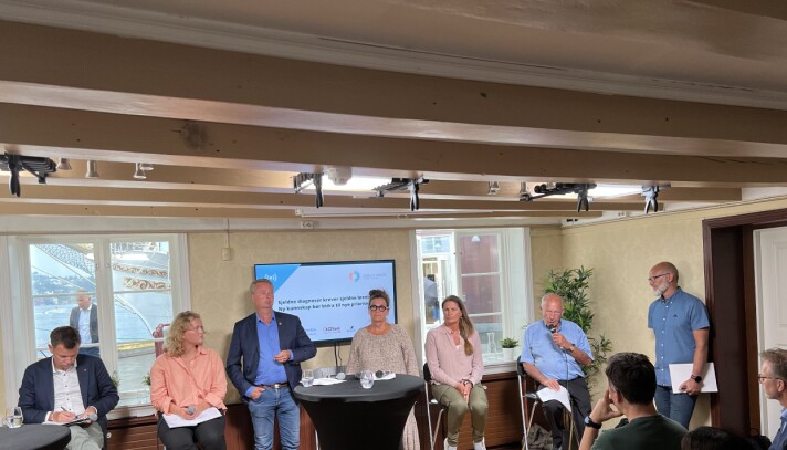 Menon-rapporten ble debbattert av et kompetent panel, fra venstre: Truls Vasvik, stortingspolitiker(Ap), Hilde Alice Skåra Gunvaldsen, Nestleder, KrFU, Terje Søviknes, nestleder i FrP, Ellen Damhaug Scheel, styremedlem i FFO, Asbjørg Stray-Pedersen, leder, Norsk Forening for Medisinsk Genetikk, Arvid Heiberg, professor Emeritus på OUS og Stein Are Aksnes, leder i Nasjonal kompetansetjeneste for sjeldne diagnoser Menon-rapporten ble debbattert av et kompetent panel, fra venstre: Truls Vasvik, stortingspolitiker(Ap), Hilde Alice Skåra Gunvaldsen, Nestleder, KrFU, Terje Søviknes, nestleder i FrP, Ellen Damhaug Scheel, styremedlem i FFO, Asbjørg Stray-Pedersen, leder, Norsk Forening for Medisinsk Genetikk, Arvid Heiberg, professor Emeritus på OUS og Stein Are Aksnes, leder i Nasjonal kompetansetjeneste for sjeldne diagnoser