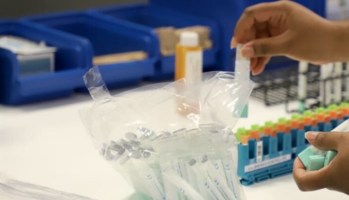 Deltakerne tar prøven hjemme og sender den til laboratoriet ved Akershus universitetssykehus for analyse Deltakerne tar prøven hjemme og sender den til laboratoriet ved Akershus universitetssykehus for analyse