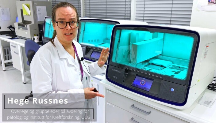 Hege Russnes viser en av de mindre gensekvenseringsmaskinene på Radiumhospitalet. Hege Russnes viser en av de mindre gensekvenseringsmaskinene på Radiumhospitalet.
