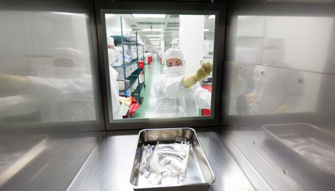 T-celler høstet fra kreftpasienter blir genetisk endret for å bekjempe kreft ved et Gilead-laboratorium. Foto: Gilead T-celler høstet fra kreftpasienter blir genetisk endret for å bekjempe kreft ved et Gilead-laboratorium. Foto: Gilead