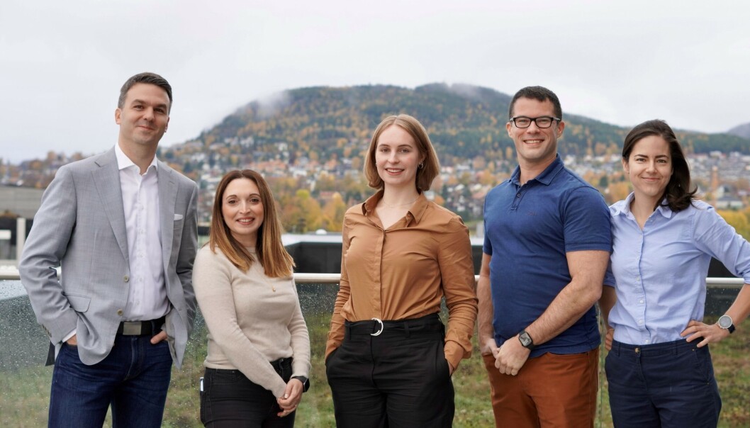 Hemispherean-teamet: Fra venstre: Zeno Albisser, CEO, Sandra Cantilena, Senior Scientist, Thea Audsen, Scientist, Adam Robertson, CSO, Terezia Prikrylova, COO. Foto: Hemispherean. Hemispherean-teamet: Fra venstre: Zeno Albisser, CEO, Sandra Cantilena, Senior Scientist, Thea Audsen, Scientist, Adam Robertson, CSO, Terezia Prikrylova, COO. Foto: Hemispherean.