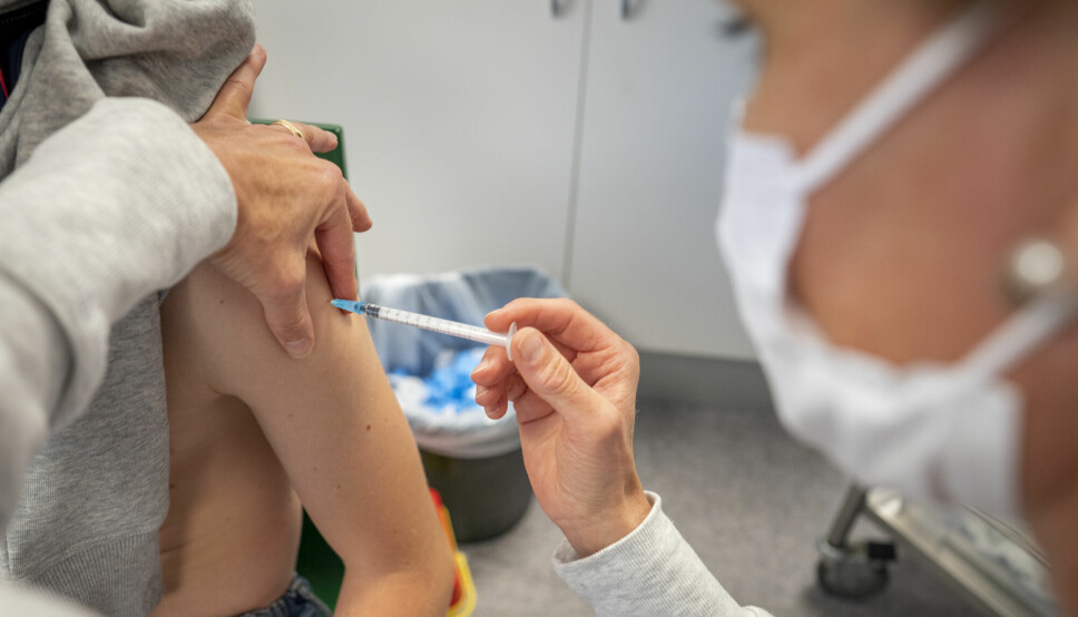 Dødelighetsøkningen ble klart mindre i land der en stor andel av befolkningen lot seg vaksinere.