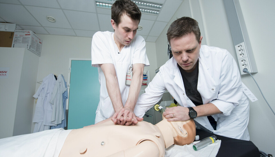 Sykepleierstudenter trener hjerte- og lungeredning på ferdighets- og simuleringssenteret ved UNN og UiT.