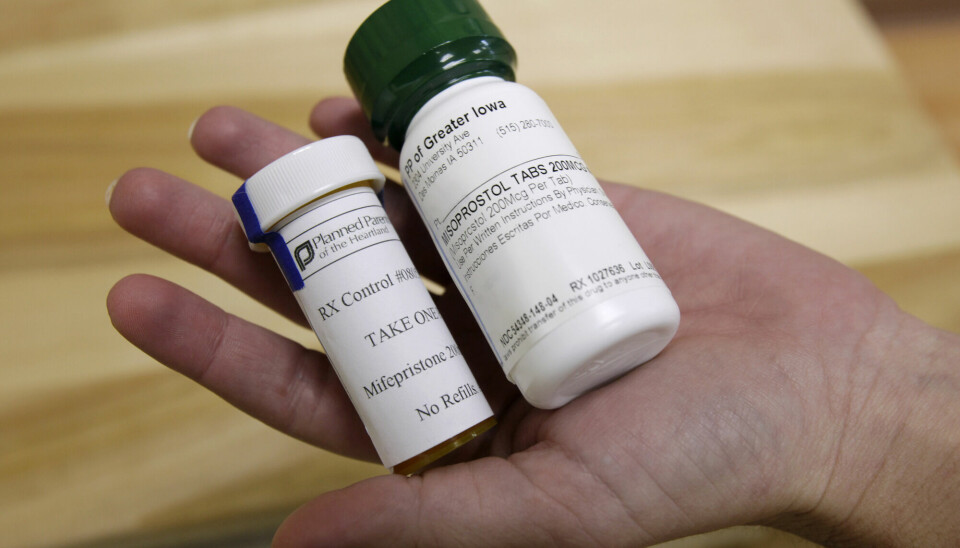 Pilleglass med abortpillene mifepristone og misoprostol. Pillene, som brukes i et flertall av abortene i USA, blir forbudt i delstaten Wyoming. Det er den første delstaten til å innføre et slikt forbud.