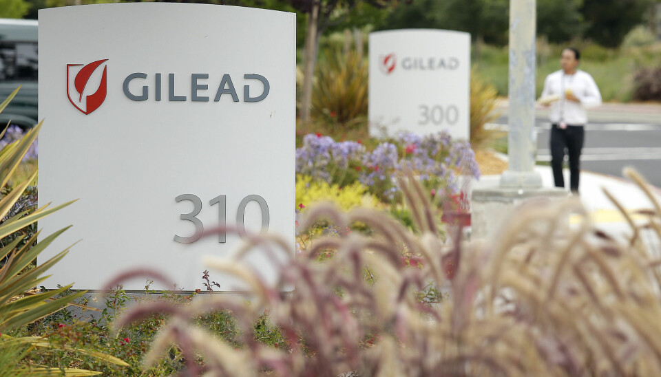 En mann kan ses i bakgrunnen av et bilde tatt utenfor Gilead Sciences hovedkontor i California, USA. Nå har selskapet tatt neste steg i samarbeidet med det mindre bifarmasøytiske selskapet Nurix, og lisensierer en av legemiddelkandidatene som hadde utspring fra samarbeidet.
