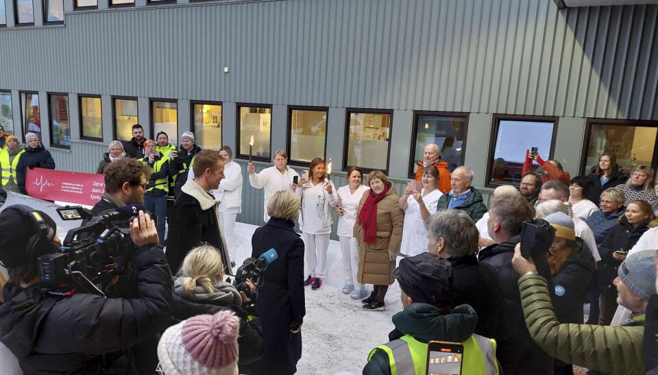 Helseminister Ingvild Kjerkol ble møtt av demonstranter med fakler da hun ankom Gravdal sykehus i Vestvågøy kommune i Lofoten.