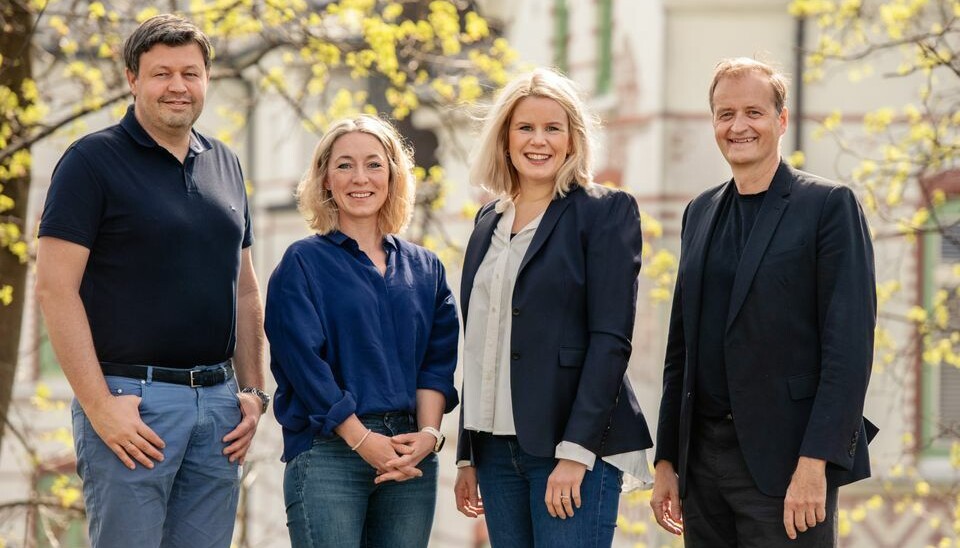 Oppfordrer forskere og legemiddelindustri til å inkludere klimaavtrykk i studiene: Fra venstre, leder av REMEDY-senteret, professor Espen A. Haavardsholm, forsker og lege Lena Nordberg, nestleder av REMEDY-senteret og lege Siri Lillegraven og professor Michael Bretthauer, leder av Klinisk Effektforskning.